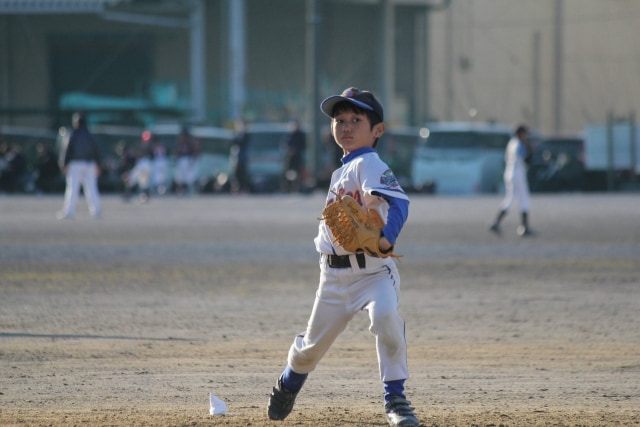 股関節まわりの柔軟性を高めて小学生投手の球速アップを後押しする